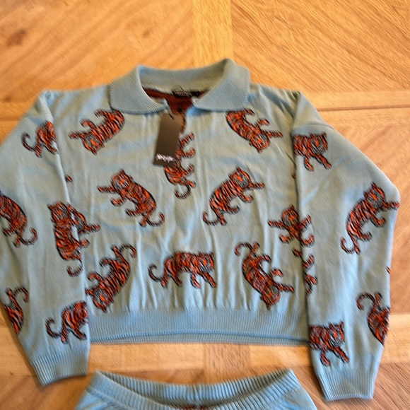 Tiger, knitted collar, sweater, and shorts, lounge set - Picture 3 of 4